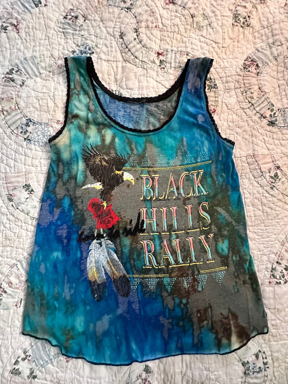 OUTRAGEOUS VINTAGE 90's BLACK HILLS RALLY TIE DYE CROCHET LACE TRIM TANK TOP S